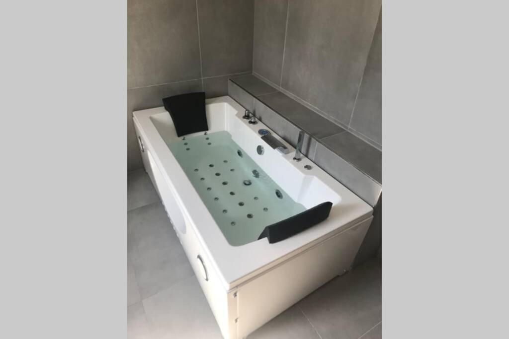Apartman 3Kk 80 M2 S Virivkou A Saunou Jihlava Bagian luar foto